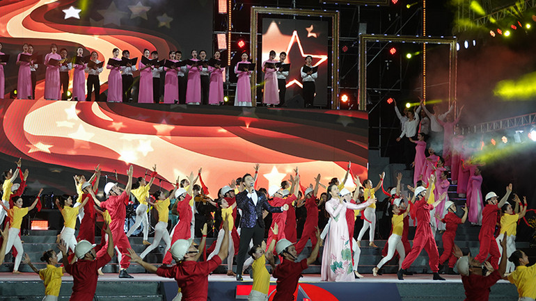 Tiết mục nghệ thuật mở màn chương trình khai mạc "Những ngày Hà Nội tại Thành phố Hồ Chí Minh".