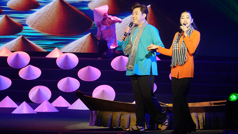 Ca sĩ Quốc Đại và Cao Công Nghĩa thể hiện ca khúc "Anh ở đầu sông em cuối sông" (thơ Hoài Vũ).