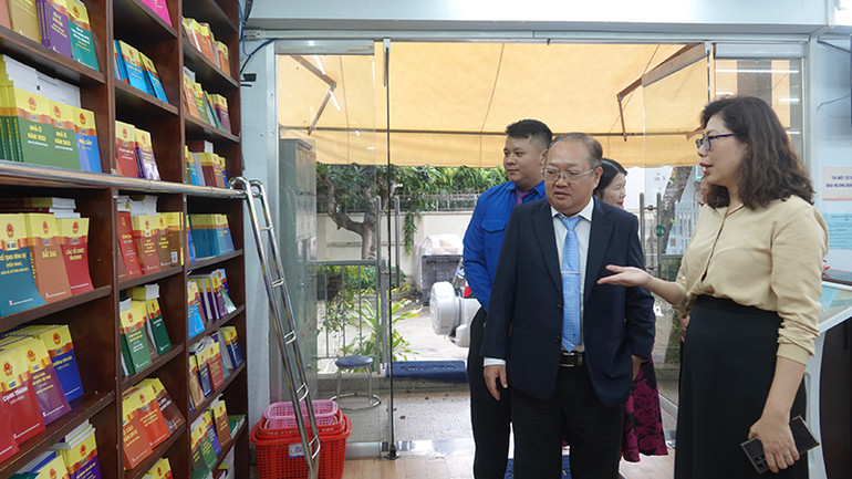 Đoàn Trường đại học Tài chính-Marketing tham quan trụ sở Chi nhánh Nhà xuất bản Chính trị quốc gia Sự thật tại Thành phố Hồ Chí Minh sau lễ ký kết.