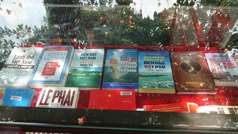 Ban tổ chức trưng bày nhiều sách giá trị về biển, đảo.