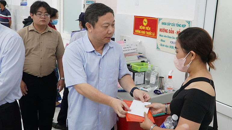 Bí thư Quận ủy Quận 1 Dương Anh Đức thăm hỏi, động viên người nhà nạn nhân trong sáng ngày 9/8. (Ảnh: N.C)