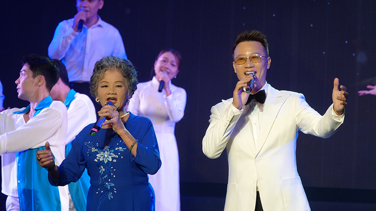 Nghệ sĩ Thục An và con trai - ca sĩ Hoàng Bách cùng các ca sĩ trình bày ca khúc "Những ánh sao đêm" của nhạc sĩ Phan Huỳnh Điểu.