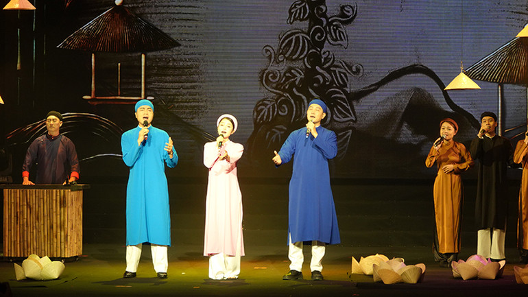 Các ca sĩ thể hiện ca khúc "Trầu cau", một sáng tác đầu tay của nhạc sĩ Phan Huỳnh Điểu.