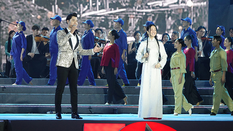 Ca sĩ Đào Mác và ca sĩ Hồng Nhung biểu diễn trong chương trình nghệ thuật "Dấu son Hà Nội".