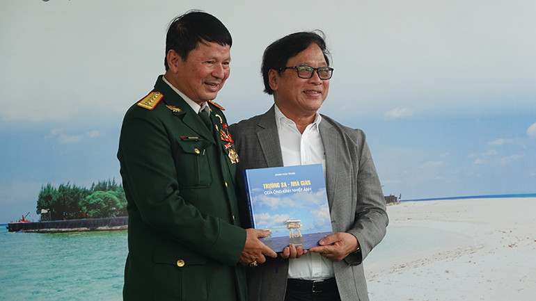 Chủ tịch Hội Nhiếp ảnh Thành phố Hồ Chí Minh Đoàn Hoài Trung tặng cho đường sách thành phố Thủ Đức tập sách ảnh Trường Sa-Nhà giàn.