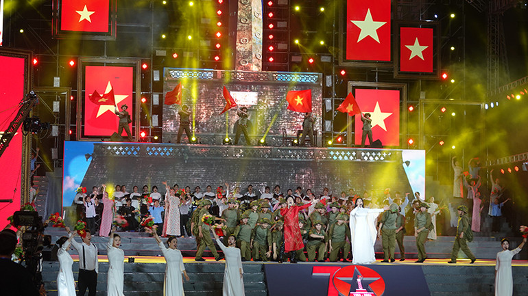 Ca sĩ Tùng Dương và Đào Tố Loan trình liên khúc Người Hà Nội (sáng tác Nguyễn Đình Thi) và Tiến về Hà Nội (sáng tác Văn Cao).