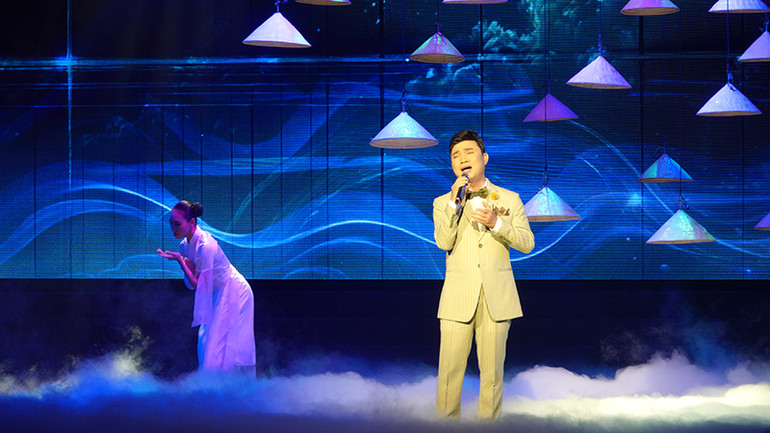 Ca sĩ Quang Linh mở đầu chương trình với ca khúc "Ở hai đầu nỗi nhớ" (Thơ Trần Hoài Thu, nhạc Phan Huỳnh Điểu).