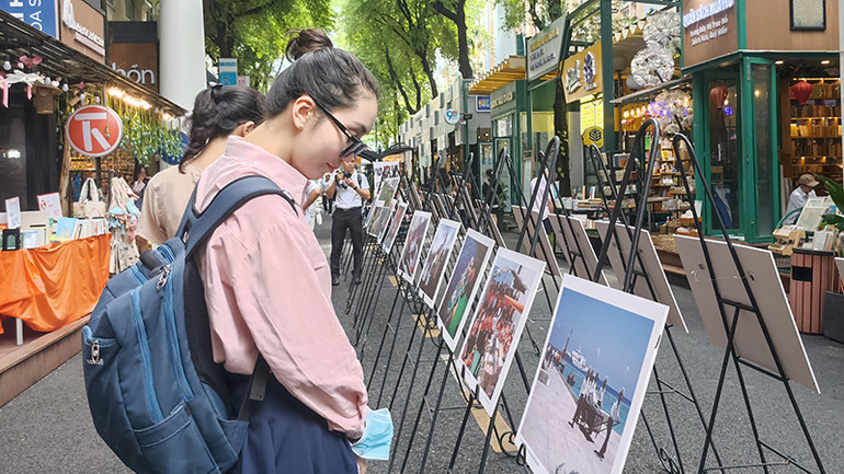 Nhiều bạn trẻ tham quan triển lãm trong ngày khai mạc.