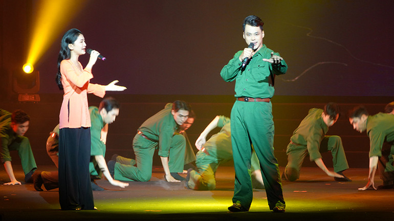 Ca sĩ Trúc Lai, ca sĩ Ngọc Luân trình bày ca khúc "Hành khúc ngày và đêm" (thơ Bùi Công Minh).