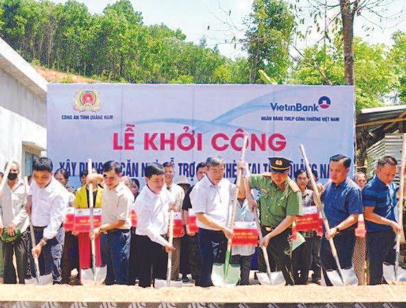 Các đại biểu thực hiện nghi thức động thổ xây dựng nhà cho bà Trần Thị Thìn ở thôn 2, xã Phước Đức, huyện Phước Sơn (Quảng Nam).