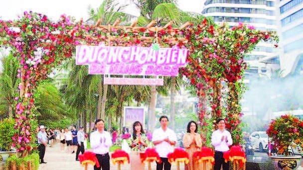 Các đại biểu cắt băng khai trương Đường hoa biển. (Ảnh HẢI NA) Các đại biểu cắt băng khai trương Đường hoa biển. (Ảnh HẢI NA)