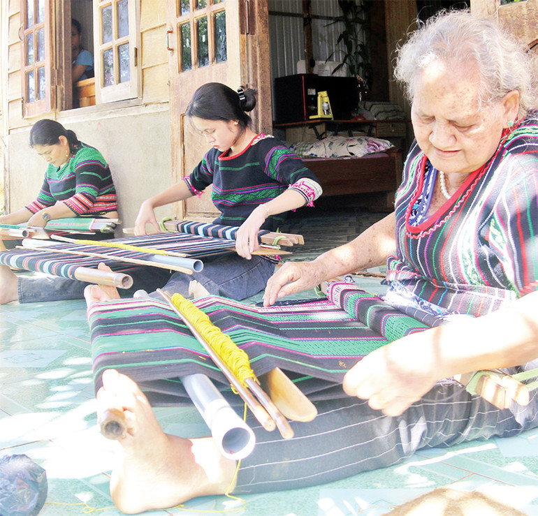 Ba thế hệ của một gia đình người Mạ ở Đắk Nông đã lưu giữ, trao truyền, nối dài sợi chỉ thổ cẩm của dân tộc mình.