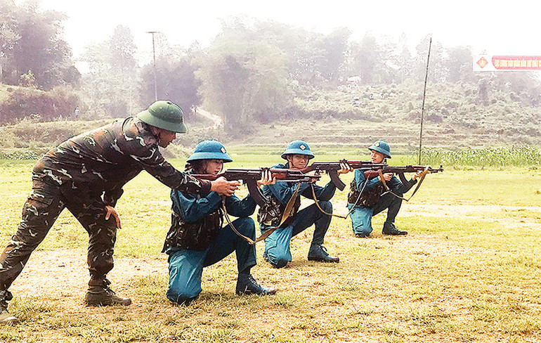 Lực lượng dân quân, tự vệ luyện tập.