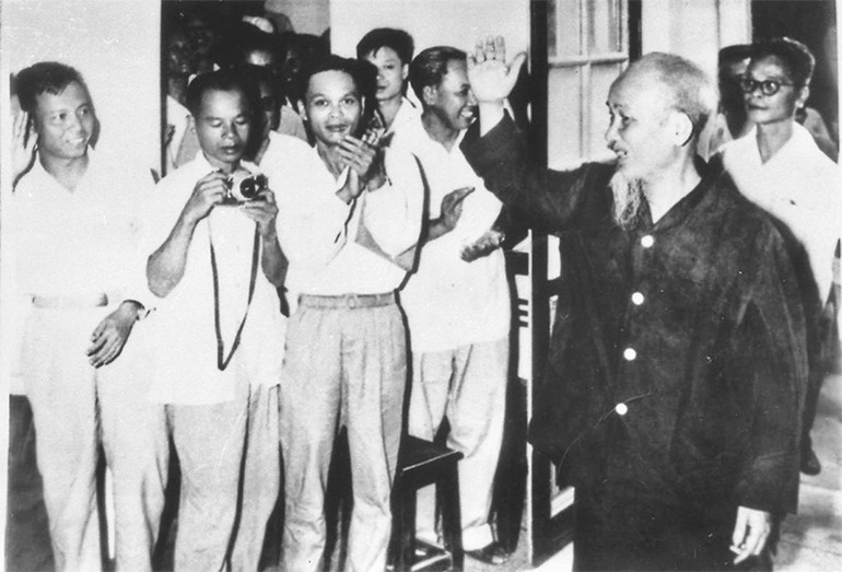 Chủ tịch Hồ Chí Minh gặp gỡ các đại biểu dự Đại hội đại biểu Hội Nhà báo Việt Nam lần thứ III (tháng 3/1963). Ảnh: Tư liệu