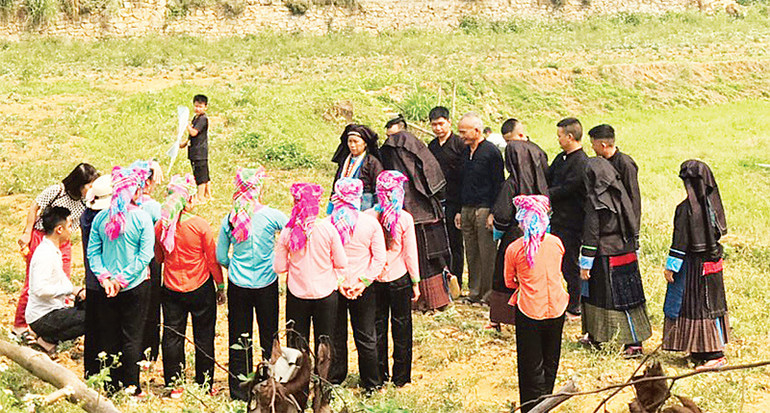 Hát ống thường được tổ chức ở khu đất trống, người hát chia làm hai bên thường là một bên nam, một bên nữ, mỗi bên hát một lượt theo hình thức đối đáp.