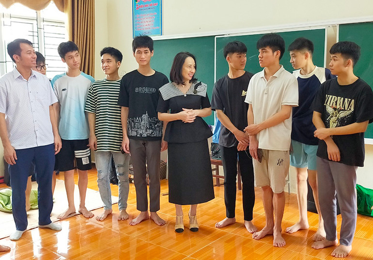 Đồng chí Tống Thị Hương Giang (ở giữa), Phó Chủ tịch UBND huyện Sơn Động (Bắc Giang) thăm hỏi, động viên các thí sinh ở trọ tại Ký túc xá Trường THPT Sơn Động số 2. (Ảnh ĐẶNG GIANG)