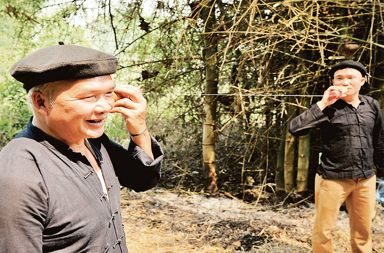 Cả nam, nữ, người già hay người trẻ đều có thể tham gia hát ống.