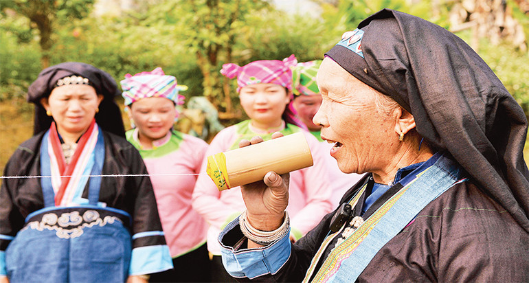 Nghệ nhân ở bản Tả Xin Chải, phường Đông Phong, thành phố Lai Châu, thể hiện hát đối đáp, giao duyên, kết bạn...