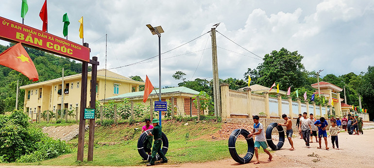 Người dân bản Coóc, xã Thượng Trạch (Bố Trạch, Quảng Bình) chuyển vật liệu về bản để bộ đội biên phòng làm đường ống dẫn nước.