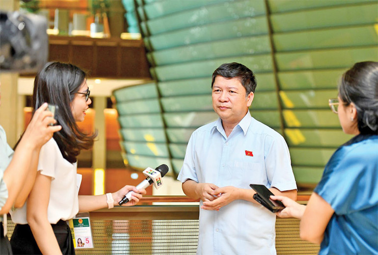 Phóng viên báo, đài phỏng vấn đại biểu Quốc hội tỉnh Quảng Nam bên lề Kỳ họp thứ 5, Quốc hội khóa XV. Ảnh: THANH TRÚC