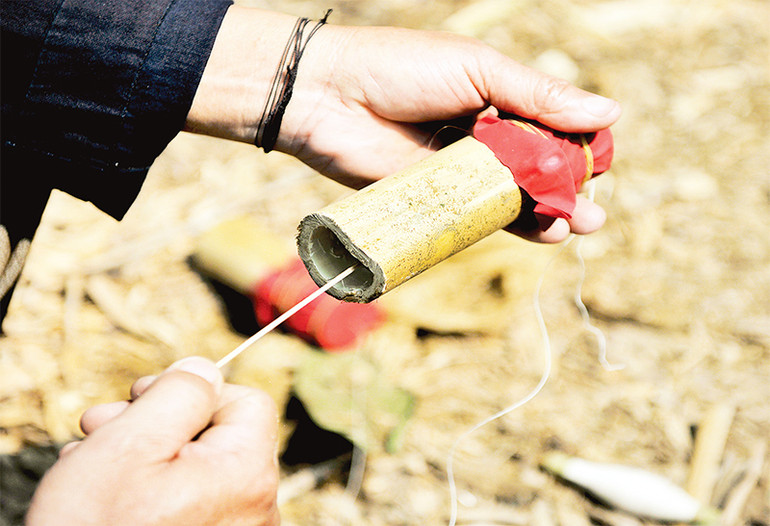 Ống hát bao gồm hai ống tre đực hoặc ống vầu cắt ngắn, một đầu để hở, một đầu được bịt kín bằng da ếch, bong bóng lớn, hoặc bằng cao-su như vỏ bóng bay; sau đó, dùng sợi chỉ lanh chạy xuyên qua hai ống hát để nối với nhau và có tác dụng truyền âm.