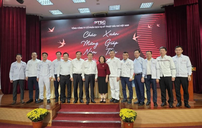 Phó Thủ tướng Trần Hồng Hà và lãnh đạo tỉnh Bà Rịa - Vũng Tàu chụp ảnh lưu niệm với cán bộ, công nhân viên, người lao động tại PTSC.