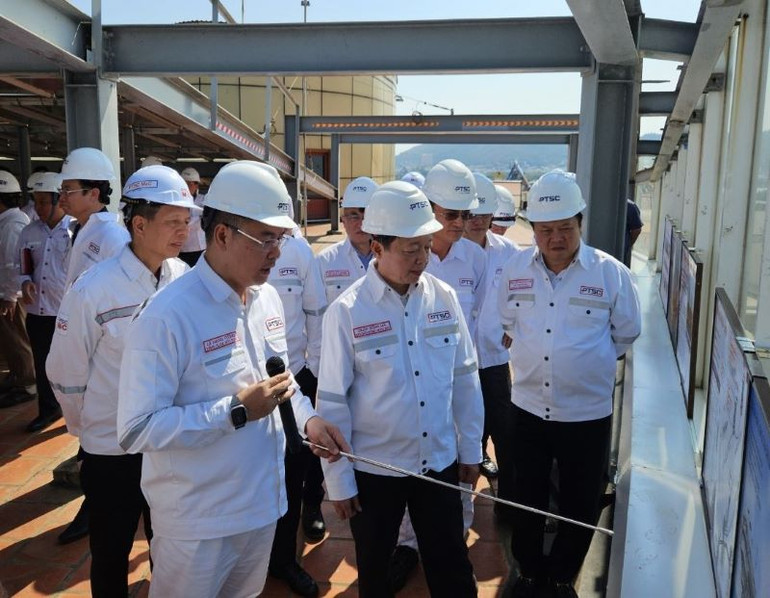 Ông Lê Mạnh Cường, Tổng Giám đốc Tổng Công ty Cổ phần Dịch vụ Kỹ thuật Dầu khí Việt Nam (PTSC) báo cáo các dự án đang triển khai với Phó Thủ tướng.