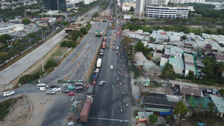 Tuy lượng xe có đông nhưng được lực lượng chức năng liên tục điều tiết, phân luồng, không xảy ra kẹt xe kéo dài.