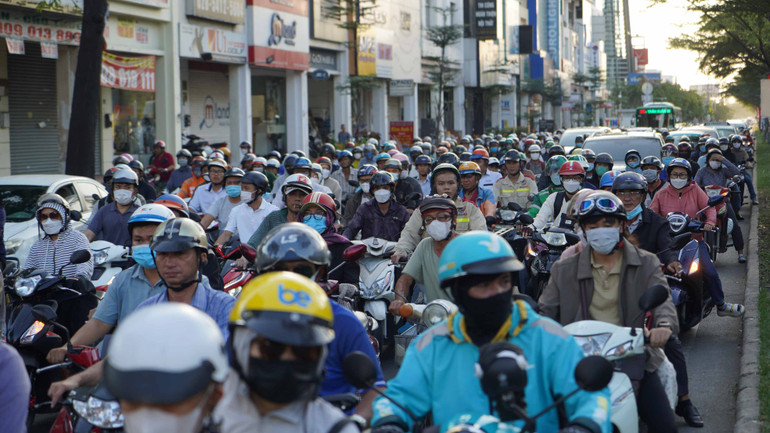 Ông Nguyễn Văn Tánh, ngụ huyện Nhà Bè, Thành phố Hồ Chí Minh cho biết, dù đi lại có chút khó khăn nhưng nhờ có lực lượng cảnh sát giao thông cùng nhà thầu điều tiết nên các phương tiện lưu thông thuận lợi hơn.