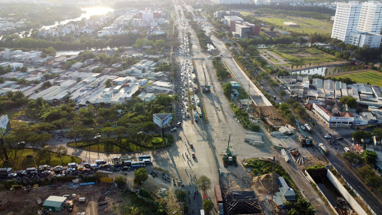 Dự kiến, nút giao Nguyễn Văn Linh - Nguyễn Hữu Thọ sẽ đóng trong 240 ngày để xây dựng hầm chui. Đây là dự án nhằm giảm tải áp lực giao thông ở cửa ngõ phía nam Thành phố Hồ Chí Minh.