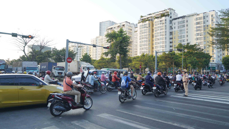 Cảnh sát giao thông có mặt ở nhiều ngã tư quanh nút giao để điều tiết giao thông.