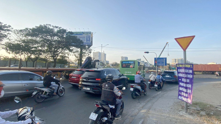 Mục đích rào chắn giao lộ này để xây dựng đồng bộ hầm chui Nguyễn Văn Linh, bảo đảm thông hầm HC2 bên phải đường Phạm Văn Nghị đi cầu Ông Lớn.