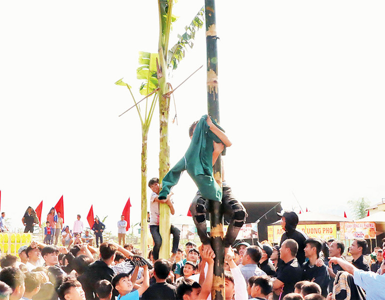 Thi leo cột. Thi leo cột.