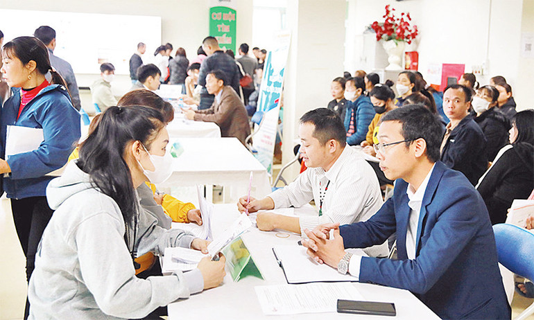 Doanh nghiệp phỏng vấn lao động tại phiên giao dịch việc làm được tổ chức tại Trung tâm Dịch vụ việc làm tỉnh Bắc Giang. (Ảnh TƯỜNG VI)