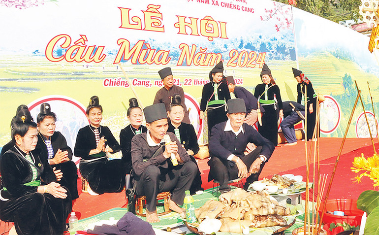 Nghi thức cúng Lễ hội cầu mùa được sân khấu hóa. Nghi thức cúng Lễ hội cầu mùa được sân khấu hóa.