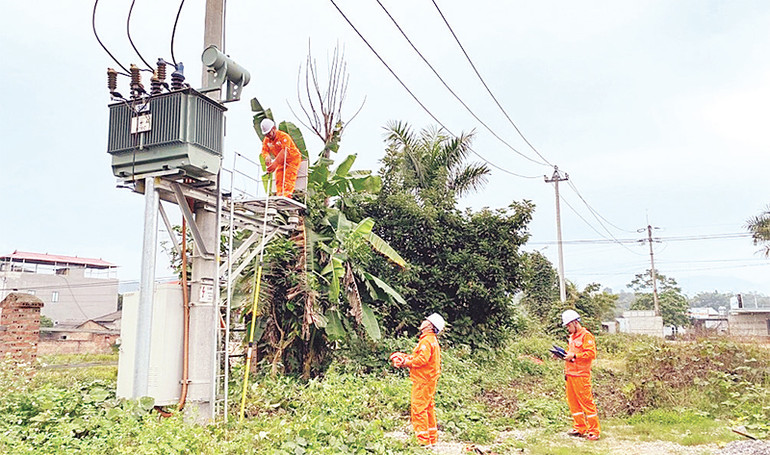 Công nhân Công ty Điện lực Cao Bằng luôn bảo đảm lưới điện vận hành ổn định. (Ảnh M.A)