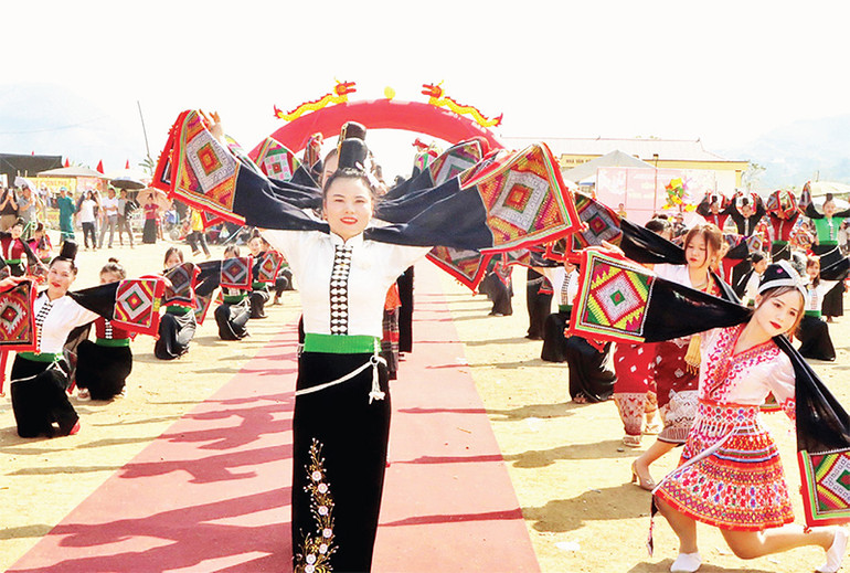 Màn múa xòe Thái cổ. Màn múa xòe Thái cổ.