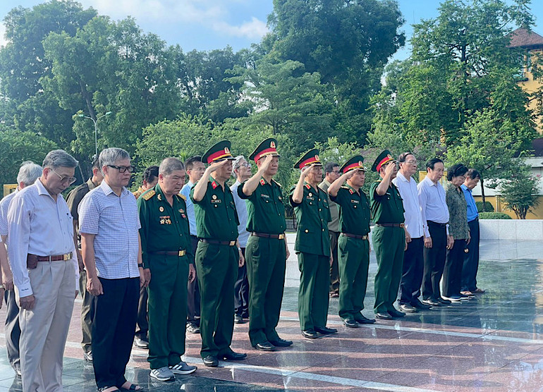 Các đại biểu Ban chấp hành Hội Hỗ trợ gia đình liệt sĩ Việt Nam thắp hương tri ân tại Đài tưởng niệm các Anh hùng liệt sĩ tại đường Bắc Sơn (Hà Nội), sáng 12/7.