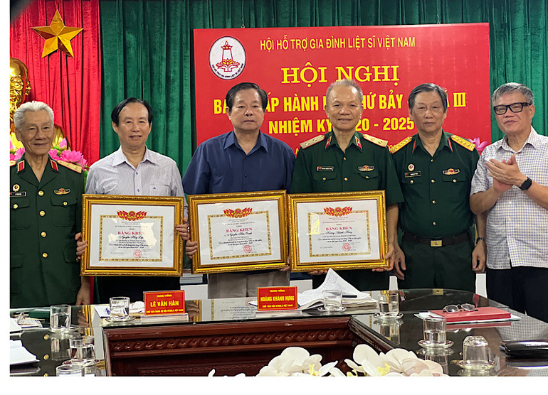 Các đại biểu nhận Bằng khen của Bộ Lao động-Thương binh và Xã hội.