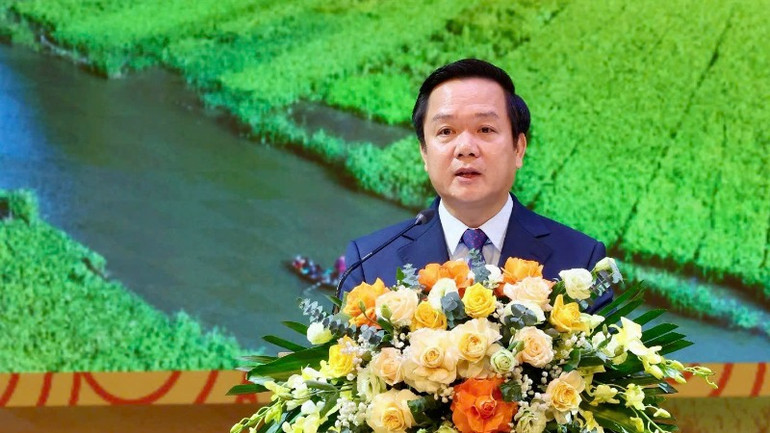 Đồng chí Chủ tịch Ủy ban nhân dân tỉnh Ninh Bình Phạm Quang Ngọc mong muốn và tin tưởng, với những khởi đầu đầy tự hào này và với trách nhiệm trước bản thân, gia đình, quê hương, đất nước, các em học sinh, sinh viên sẽ tiếp tục đam mê, sáng tạo trong học tập, rèn luyện để trở thành chủ nhân, công dân tiêu biểu, đóng góp thật nhiều cho sự phát triển của quê hương, đất nước. Đồng chí Chủ tịch Ủy ban nhân dân tỉnh Ninh Bình Phạm Quang Ngọc mong muốn và tin tưởng, với những khởi đầu đầy tự hào này và với trách nhiệm trước bản thân, gia đình, quê hương, đất nước, các em học sinh, sinh viên sẽ tiếp tục đam mê, sáng tạo trong học tập, rèn luyện để trở thành chủ nhân, công dân tiêu biểu, đóng góp thật nhiều cho sự phát triển của quê hương, đất nước.