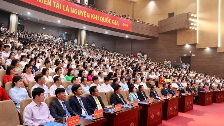 Các đại biểu tham dự chương trình. Các đại biểu tham dự chương trình.