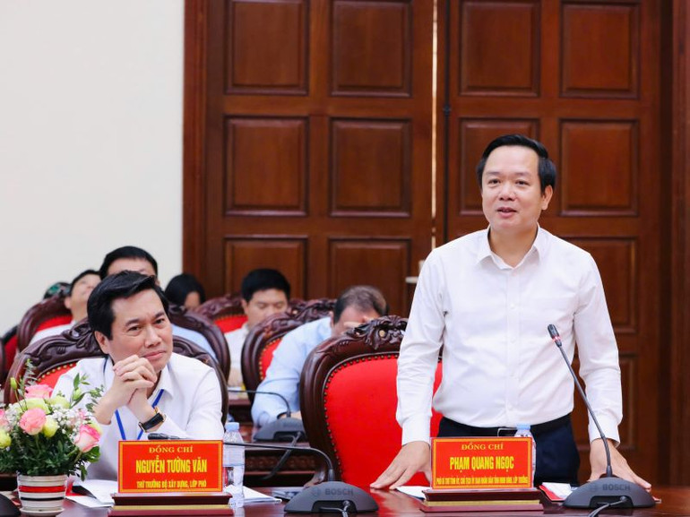 Đồng chí Phạm Quang Ngọc, Chủ tịch Ủy ban nhân dân tỉnh Ninh Bình, Lớp trưởng lớp Bồi dưỡng, cập nhật kiến thức, kỹ năng đối với cán bộ quy hoạch Ủy viên Ban Chấp hành Trung ương Đảng (khóa XIV) phát biểu tại buổi làm việc. (Ảnh:ĐỨC LAM)