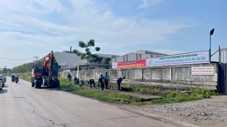 Công ty cổ phần hữu cơ Ninh Bình ra quân dọn dẹp vệ sinh môi trường.