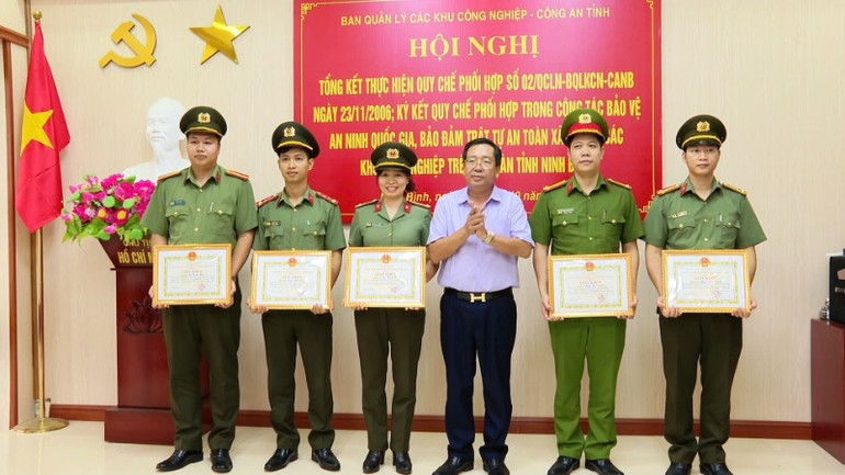 5 cá nhân thuộc Công an tỉnh được Ban Quản lý các khu công nghiệp tỉnh khen thưởng.