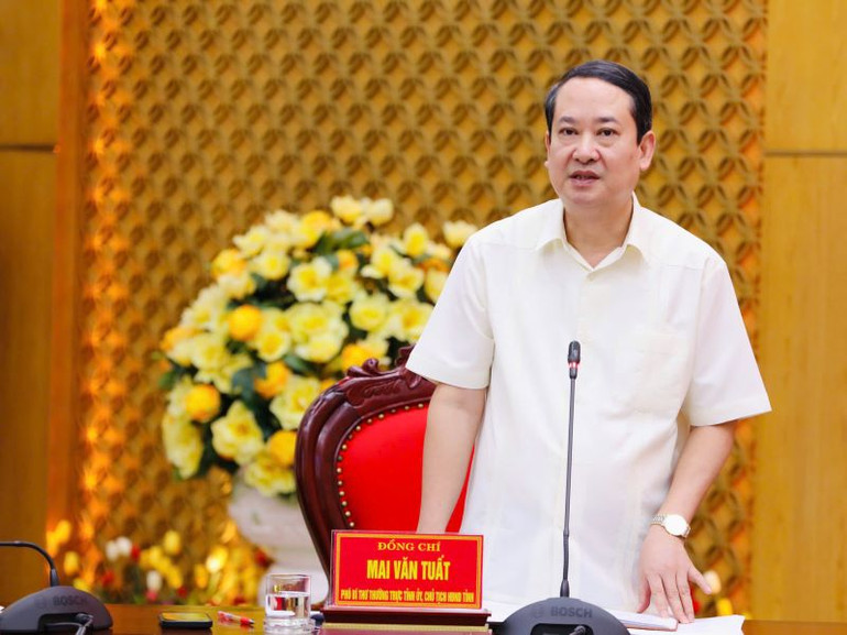 Đồng chí Mai Văn Tuất, Phó Bí thư Thường trực Tỉnh ủy, Chủ tịch Hội đồng nhân dân tỉnh Ninh Bình phát biểu tại hội nghị.