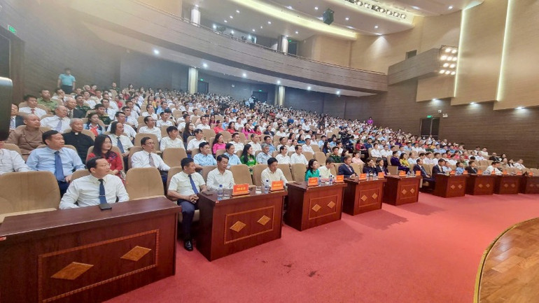 Các đại biểu tham dự buổi lễ. Các đại biểu tham dự buổi lễ.