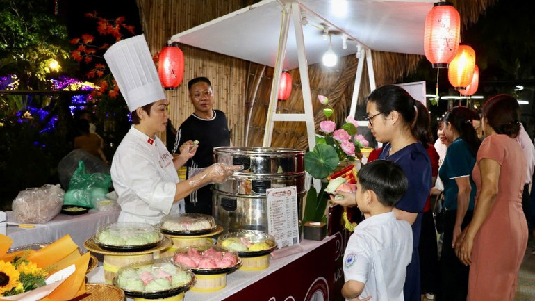 Ngoài ra, đến với lễ hội, du khách được tham quan, trải nghiệm nhiều hoạt động hấp dẫn, tìm hiểu văn hóa, điểm đến du lịch các vùng miền, thưởng thức các món ăn ngon.