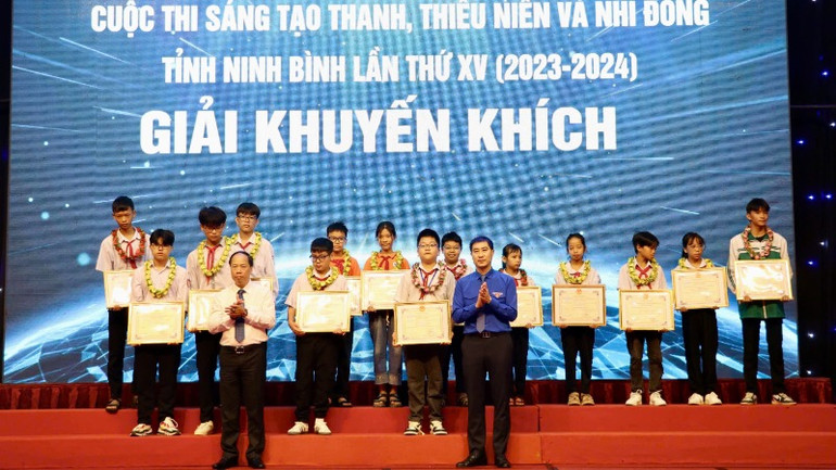 Bí thư Tỉnh đoàn Ninh Bình Trịnh Như Lâm và Phó Giám đốc Sở Giáo dục và Đào tạo tỉnh Ninh Bình Đinh Quốc Trường trao Giấy Chứng nhận, vòng nguyệt quế cho các tác giả đoạt giải Khuyến khích.