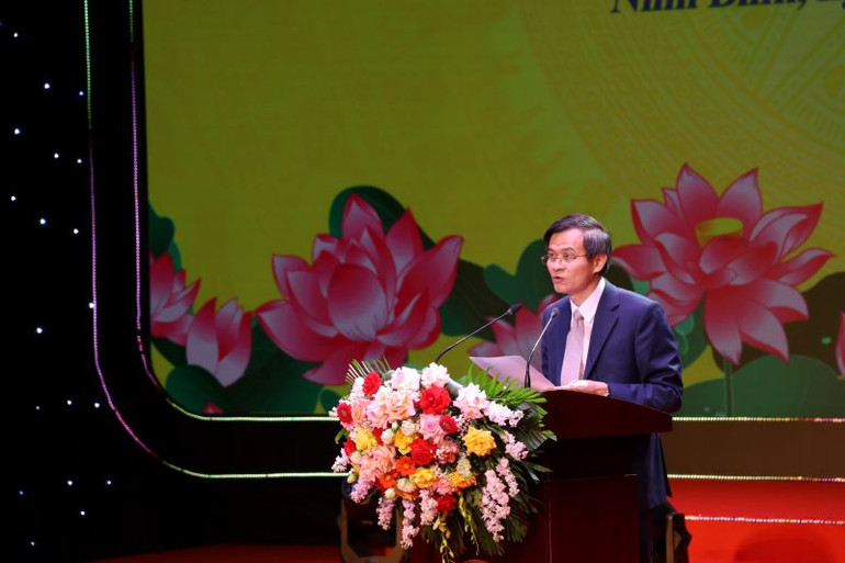 Đồng chí Đoàn Minh Huấn, Ủy viên Trung ương Đảng, Bí thư Tỉnh ủy Ninh Bình trình bày diễn văn tại buổi lễ. (Ảnh: HẢI YẾN)