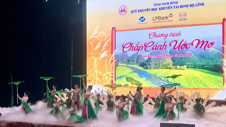 Nhiều tiết mục văn nghệ đặc sắc như: hoạt cảnh "Cờ lau tập trận", hát múa "Âm vang Hoa Lư", Việt Nam hướng về tương lai, ...tại chương trình. Nhiều tiết mục văn nghệ đặc sắc như: hoạt cảnh "Cờ lau tập trận", hát múa "Âm vang Hoa Lư", Việt Nam hướng về tương lai, ...tại chương trình.